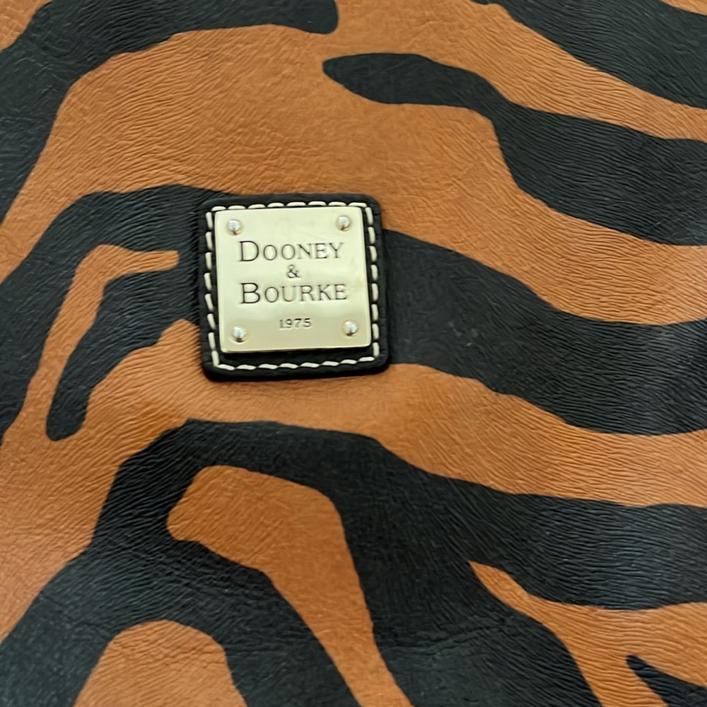 Authentic Vintage Dooney & Bourke Black Caramel Tiger Print Gold Shoulder Bag - Picture 4 of 15